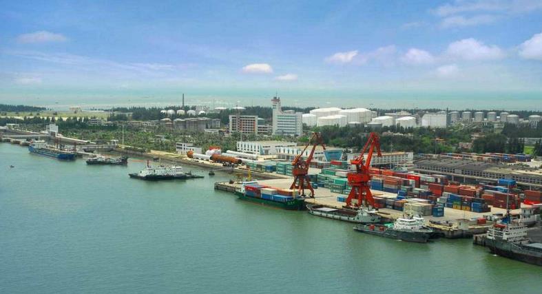 “7月18日，對(duì)成品順丁橡膠庫(kù)華粵建安使用的移動(dòng)式鋁合金液壓升降機(jī)專項(xiàng)檢查。檢查發(fā)現(xiàn)一在用液壓升降機(jī)存在3問(wèn)題：一是液壓升降機(jī)電源切斷開關(guān)把手已斷裂；二是升降平臺(tái)操作開關(guān)電源線表皮老化開裂；三是缺少日常維護(hù)，部分螺栓生銹腐蝕嚴(yán)重?！? width=