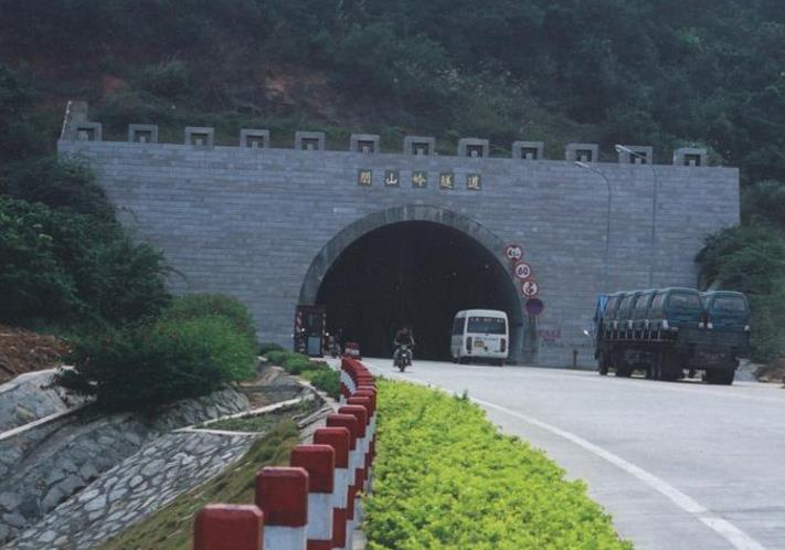 詳述山嶺隧道施工安全風(fēng)險(xiǎn)辨識 詳述山嶺隧道施工安全風(fēng)險(xiǎn)辨識