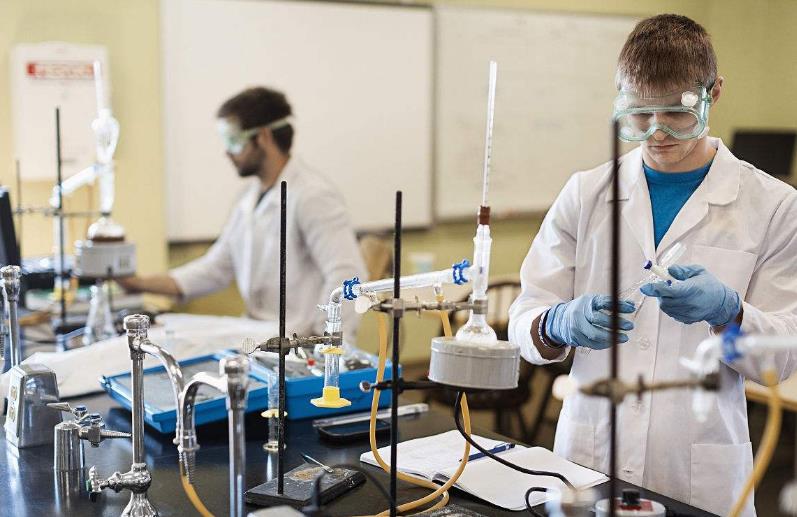 化學(xué)實(shí)驗(yàn)室管理中的HSE 化學(xué)實(shí)驗(yàn)室管理中的HSE