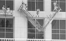 圖2　吊籃平臺過長，超載后造成中部折斷