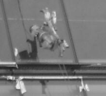 圖4　提升機與籃體聯(lián)接螺栓脫落，吊籃墜落